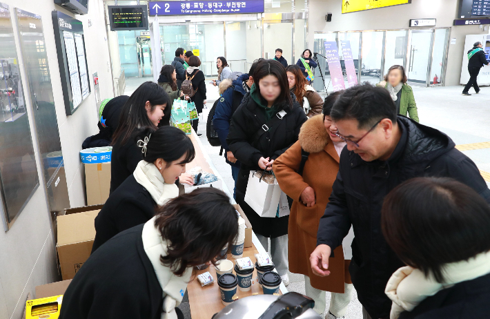 동해선 열차를 이용해 울진군에 도착한 승객들이 울진군의 환영행사에 즐거워하고 있다. 울진군 제공