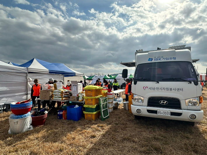 자원봉사자들의 무안 현지 봉사활동 현장. 순천시 자원봉사센터 제공
