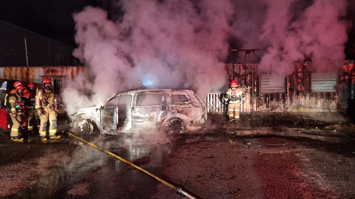 출동한 소방관들이 경주 강동면 컨테이너 창고 화재를 진화하고 있다. 경북소방본부 제공