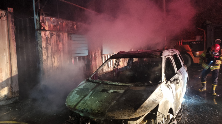 출동한 소방관들이 경주 강동면 컨테이너 창고 화재를 진화하고 있다. 경북소방본부 제공