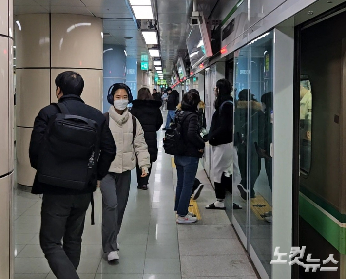 2일 출근을 하기 위해 지하철에서 내리는 시민들. 김혜민 기자 