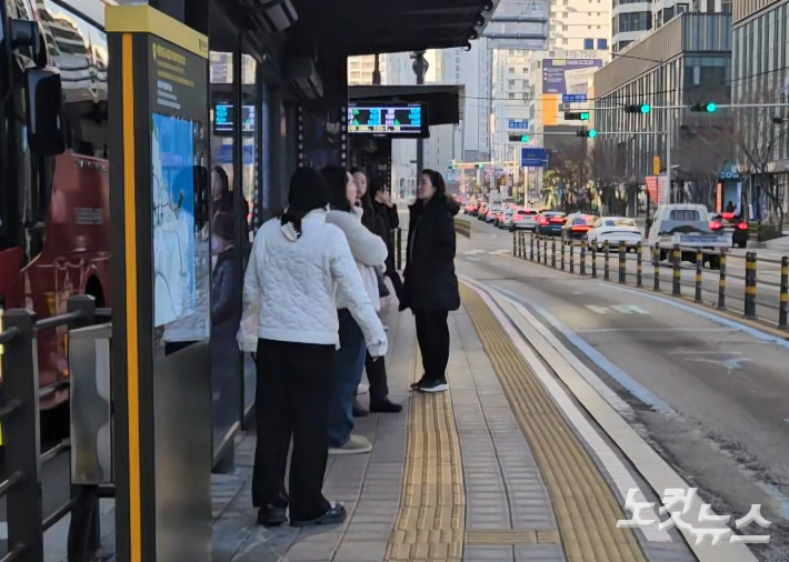 2일 을사년 첫 출근을 위해 버스를 기다리는 시민들. 김혜민 기자 