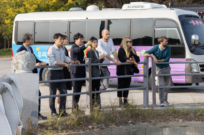 영국의 에덴프로젝트팀이 지난해 11월 익산 왕궁지역을 방문해 사업성을 검토하고 있다. 익산시 제공