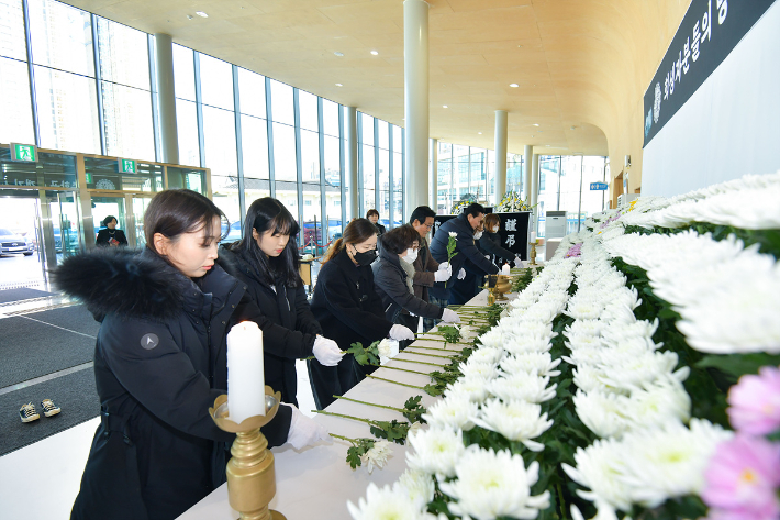 시민들이 여수문화홀 로비에 마련된 '제주항공 참사' 희생자 합동분향소에서 조문하고 있다. 여수시 제공