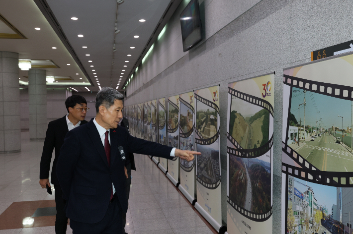 문화예술회관 1층 1995년 포항과 2025년 포항을 비교한 기획 사진전. 포항시 제공