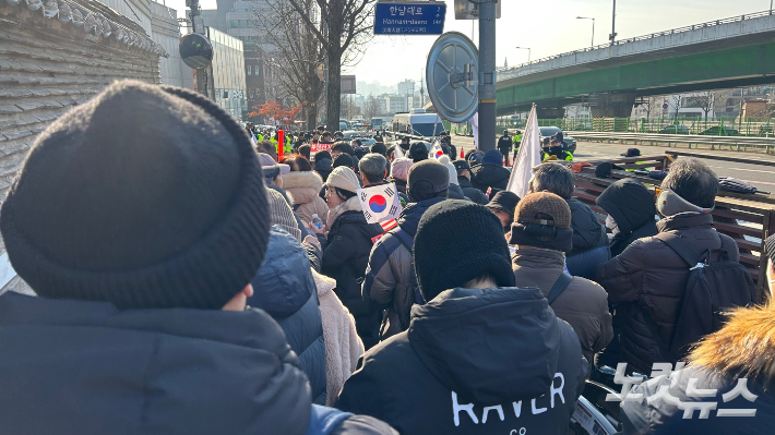 2일 오전 서울 용산구 대통령 관저 앞에 윤석열 대통령 지지자들이 결집해 경찰과 고위공직자범죄수사처(공수처)로 구성된 공조수사본부의 체포영장 집행을 반대하고 있다. 박인 기자