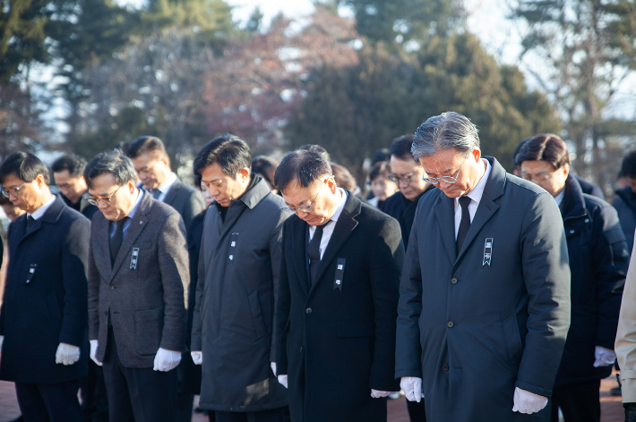 민주당 충북도당 충혼탑 참배. 민주당 도당 제공