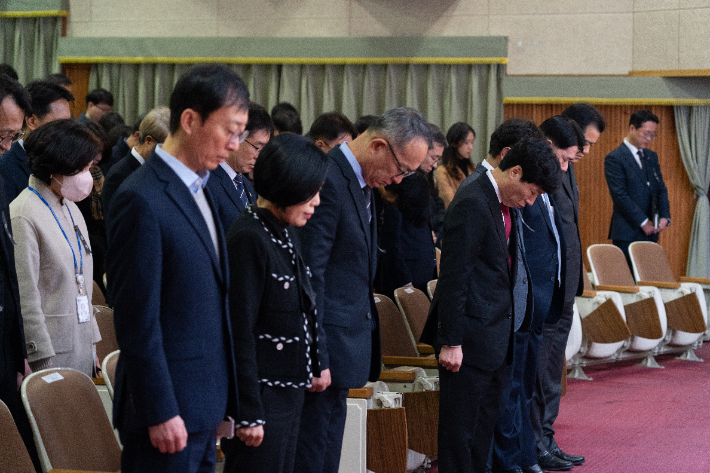 부산시교육청 직원들이 2일 시무식에 앞서 제주항공 참사 희생자들을 기리는 묵념을 하고 있다. 부산시교육청 제공