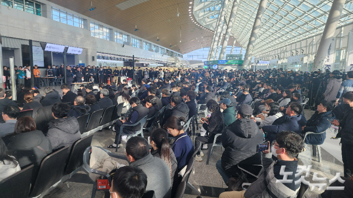 제주항공 참사 브리핑 현장인 무안국제공항 2층 출국장 앞에 유족들이 당국의 발표를 듣고 있다. 최창민 기자