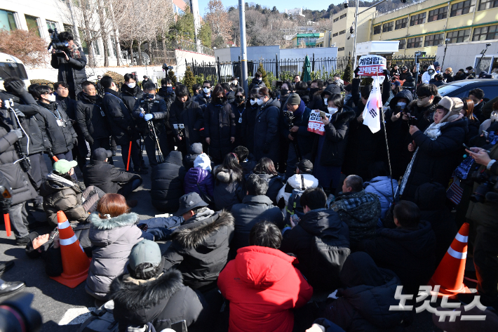 고위공직자범죄수사처가 윤석열 대통령의 체포영장을 유효기간인 6일 이전에 집행하겠다고 밝힌 가운데 2일 용산구 한남동 대통령 관저 정문 앞에 지지자들이 모여 있다. 류영주 기자