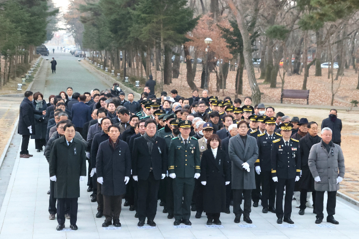 주낙영 경주시장을 비롯해 김석기 국회의원, 이동협 경주시의장, 시·도의원, 기관·사회단체장 등 160여 명이 2일 오전 황성공원 충혼탑에서 신년 참배를 갖고 있다. 경주시 제공