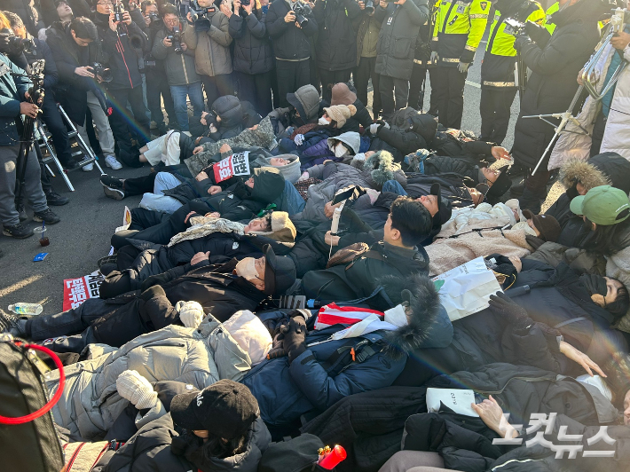 경찰이 2일 오후 서울 용산구 볼보빌딩 앞에서 윤석열 대통령 체포 영장 집행을 반대하는 시민들의 집회 해산을 시도하고 있다. 박인 기자