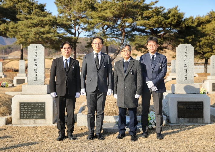 김완기 특허청장(왼쪽에서 2번째)은 2일 국립대전현충원에서 발명을 통해 독립운동에 기여한 권도인·이희경 애국지사 묘역을 찾아 참배했다. 특허청 제공