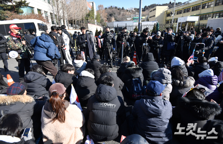 고위공직자범죄수사처가 윤석열 대통령의 체포영장을 유효기간인 6일 이전에 집행하겠다고 밝힌 가운데 2일 용산구 한남동 대통령 관저 정문 앞에 지지자들이 모여 있다. 류영주 기자