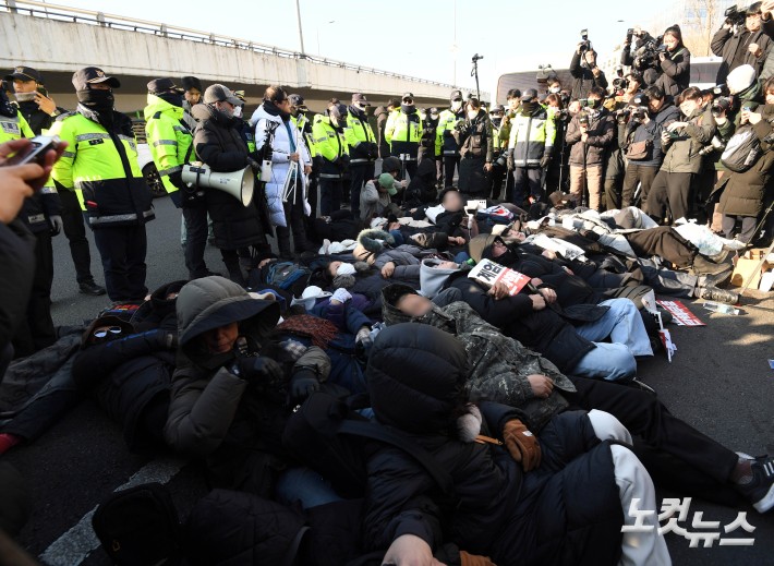 도로에 누운 尹대통령 지지자들