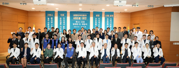 울산대학교병원은 2일 본관 강당에서 제15대 박종하 병원장 취임식과 전임 정융기 병원장 이임식을 개최했다. 울산대병원 제공