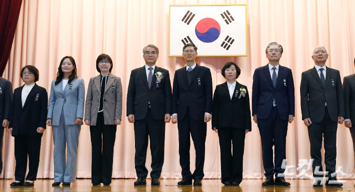 2일 서울 종로구 헌법재판소에서 열린 정계선·조한창 헌법재판관 취임식에 참석한 헌법재판관들이 기념촬영 하는 모습. 왼쪽부터 김복형·정정미·이미선·조한창·문형배 헌재소장 권한대행·정계선·김형두·정형식 재판관. 황진환 기자