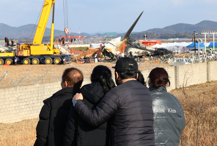 지난 12월 30일 오후 전남 무안군 무안국제공항 제주항공 여객기 참사 현장에서 유가족들이 여객기 잔해를 바라보고 있다. 연합뉴스