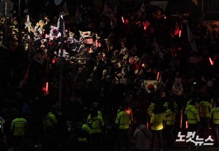 대통령 관저 인근에 모인 尹지지자들