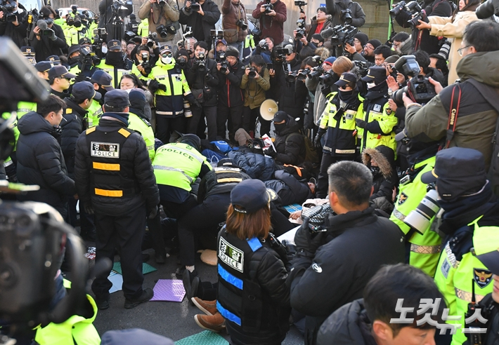 윤석열 대통령에 대한 체포영장 발부 사흘째인 2일 오후 서울 용산구 한남동 대통령 관저 정문 앞 도로에서 농성을 벌이던 윤 대통령 지지자들을 경찰들이 강제해산시키고 있다. 류영주 기자