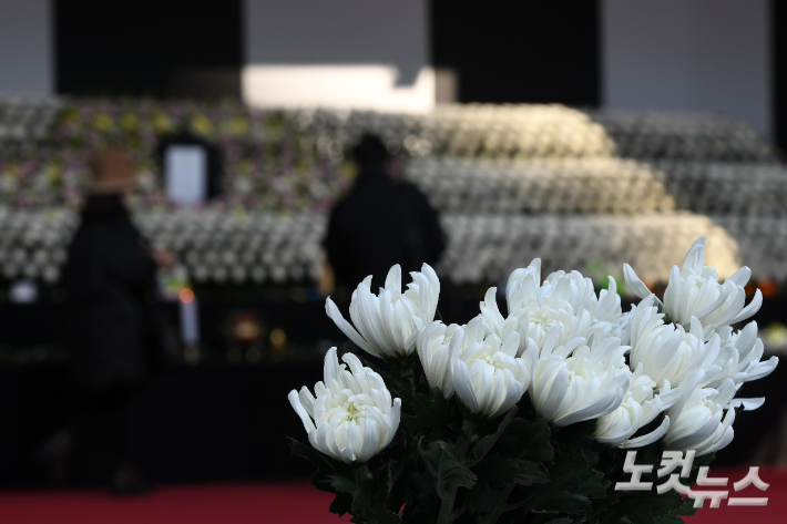 제주항공 참사 발생 닷새째인 2일 서울시청 앞에 마련된 제주항공 여객기 사고 희생자 합동분향소에서 시민들이 희생자들을 추모하고 있다. 박종민 기자