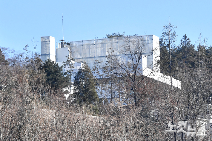 고위공직자범죄수사처가 윤석열 대통령의 체포영장을 유효기간인 6일 이전에 집행하겠다고 밝힌 가운데 2일 용산구 한남동 대통령 관저에 긴장감이 돌고 있다. 류영주 기자