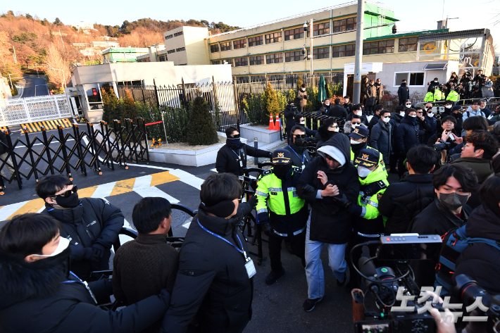 윤석열 대통령에 대한 체포영장 발부 사흘째인 2일 오후 서울 용산구 한남동 대통령 관저 정문 앞 도로에서 농성을 벌이던 윤 대통령 지지자들을 경찰들이 강제해산시키고 있다. 류영주 기자