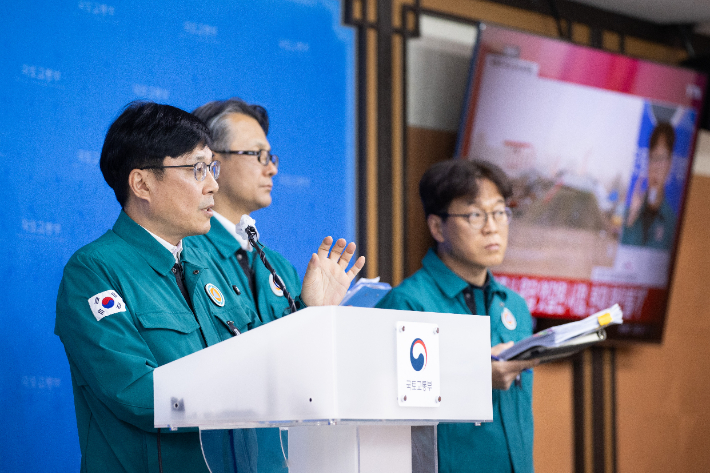 주종완 국토교통부 항공정책실장(왼쪽)이 2일 브리핑에서 취재진 질문에 답하고 있다. 국토교통부 제공