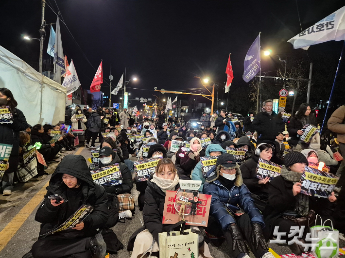 윤석열즉각퇴진·사회대개혁 비상행동은 2일 서울 용산구 한남동 대통령 관저 앞 한강진역 2번 출구 인근에서 집회를 열고 즉각적인 윤 대통령 체포를 촉구했다. 박희영 기자