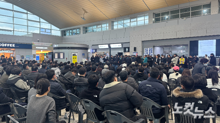 무안국제공항에서 유가족들이 이어지는 국토교통부의 브리핑을 듣고 있다. 김수진 기자