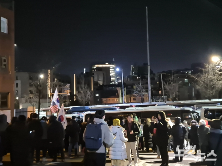 3일 오전 6시쯤 윤석열 대통령 지지자들이 경찰의 체포 영장 집행을 막기 위해 서울 용산구 한남동 관저 앞 인근에 모여 있다. 주보배 기자