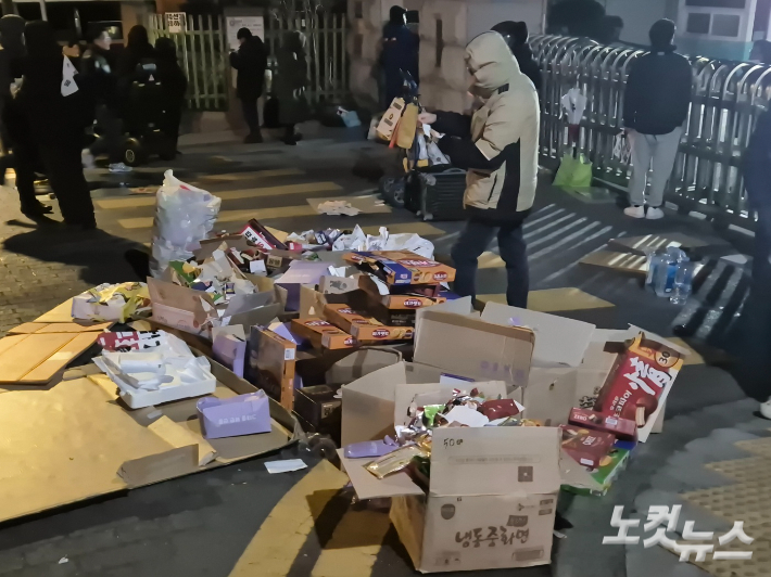 3일 오전 서울 용산구 한남동 대통령 관저 인근에 윤석열 대통령 지지자들이 사용한 핫팩 등 쓰레기가 모여 있다. 주보배 기자