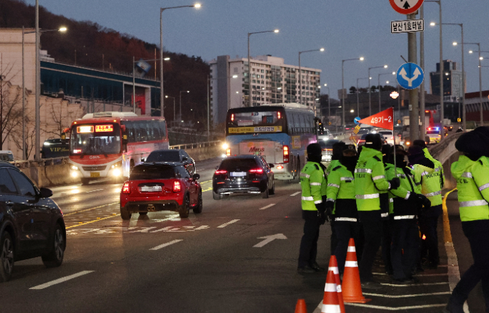 고위공직자범죄수사처가 윤석열 대통령에 대한 체포영장 집행에 나선 3일 서울 용산구 한남고가 초입에서 경찰이 고가로 진입하려는 사람들을 통제하고 있다. 연합뉴스