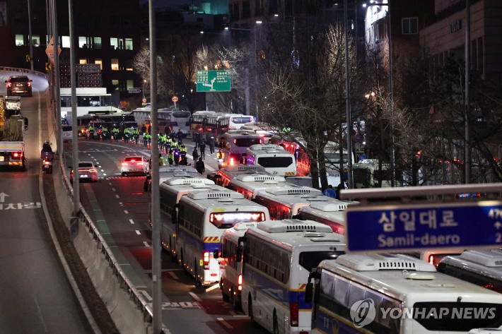 (서울=연합뉴스) 이진욱 기자 = 고위공직자범죄수사처가 윤석열 대통령에 대한 체포영장 집행에 나선 3일 서울 용산구 한남동 대통령 관저 앞 도로에 다수의 경찰과 경찰버스가 배치되어 있다.   2025.1.3 cityboy@yna.co.kr 연합뉴스