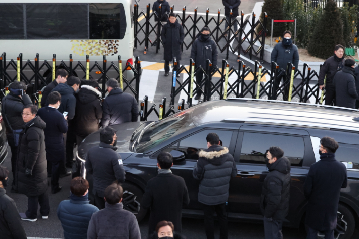 윤석열 대통령의 체포영장을 집행하기 위해 나선 고위공직자범죄수사처 수사관들을 태운 차량이 3일 서울 한남동 대통령 관저 입구에 도착해 대기하고 있다. 연합뉴스