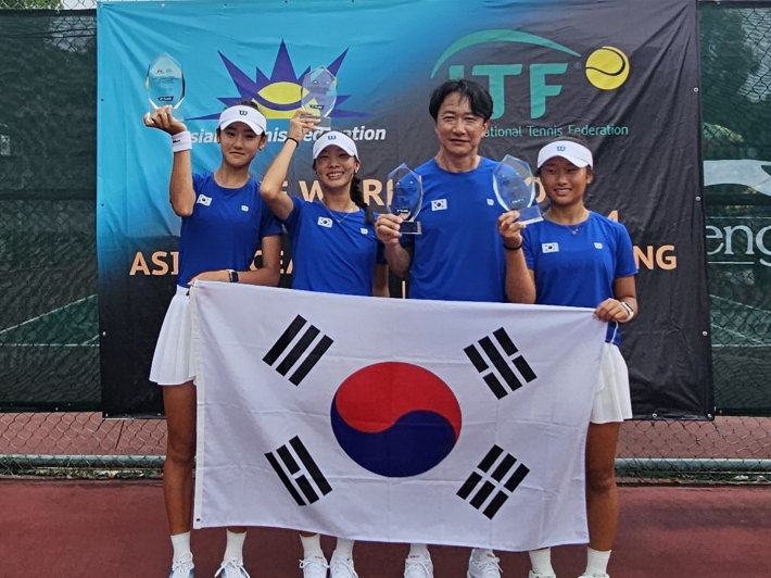 한국 여자 테니스 14세 이하 대표팀 박예서(왼쪽부터), 홍예리, 양성모 감독, 오지윤. 대한테니스협회