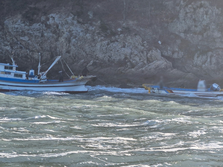 해양재난구조대 대원이 해경과 함께 좌초 어선을 구조하고 있다. 여수해경 제공
