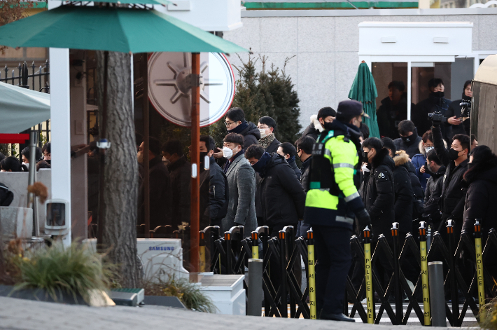 윤석열 대통령에 대한 체포영장 집행에 나선 고위공직자범죄수사처 수사관들이 3일 서울 용산구 한남동 대통령 관저 입구를 통과해 진입하고 있다. 연합뉴스