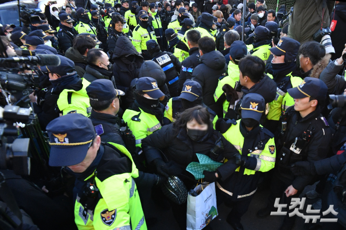 윤석열 대통령에 대한 체포영장 발부 사흘째인 2일 오후 서울 용산구 한남동 대통령 관저 정문 앞 도로에서 농성을 벌이던 윤 대통령 지지자들을 경찰들이 강제해산시키고 있다. 류영주 기자