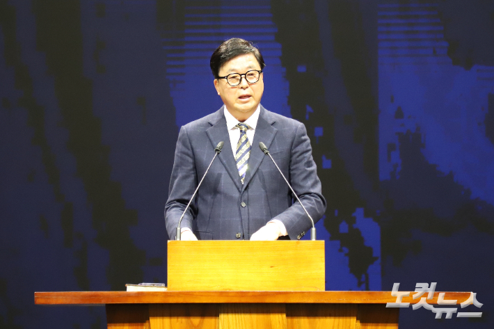 예배에서는 고문 조근식 목사(사진, 포항침례교회 은퇴)가 요한복음 2:1~11을 통해 '위기 극복 후 영광'이라는 제목으로 설교했다. 유상원 아나운서