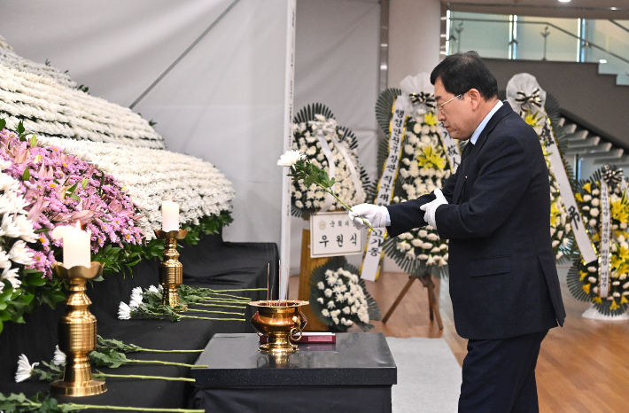 주낙영 경주시장이 2일 경북도청 동락관에 마련된 제주항공 여객기 사고 희생자 합동 분향소를 찾아 헌화하고 있다. 경주시 제공