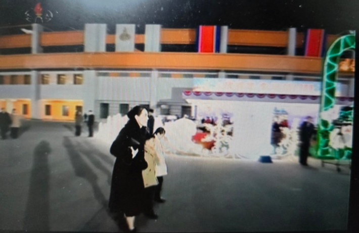 북한 조선중앙TV에서 지난 1일 방송된 신년 공연 영상에서 김여정 노동당 부부장이 아이들과 함께 평양 5월1일 경기장 야외 테이블로 이동하는 모습. 조선중앙TV 캡처