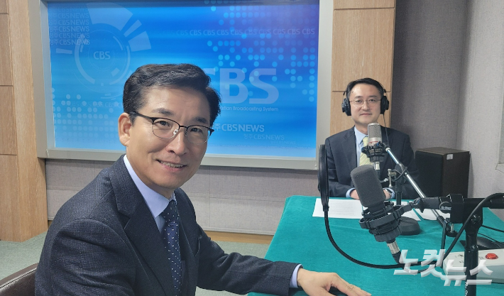 왼쪽부터 윤건영 충청북도교육감, 김종현 시사직감 엥커. 이은영 PD 