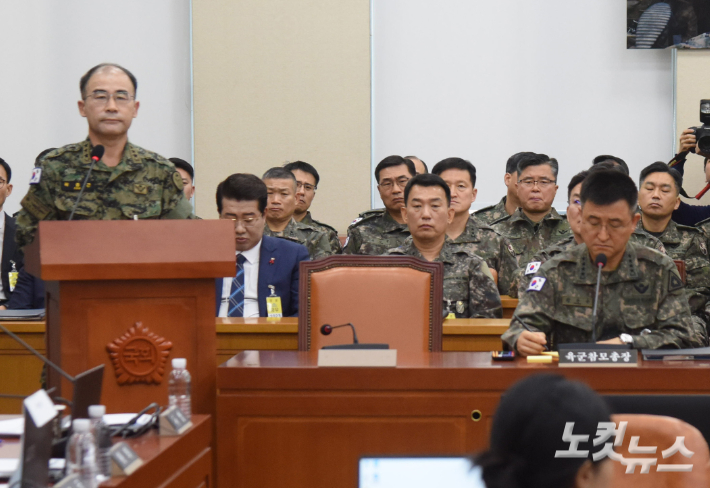 곽종근 특전사령관(맨 왼쪽)과 박안수 육군참모총장. 윤창원 기자