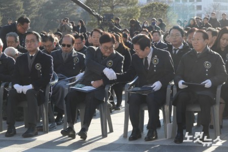 3일 서울 여의도 국회에서 열린 고(故) 김수한 전 국회의장 국회장 영결식에서 우원식 국회의장과 더불어민주당 이재명 대표가 악수를 하고 있다.