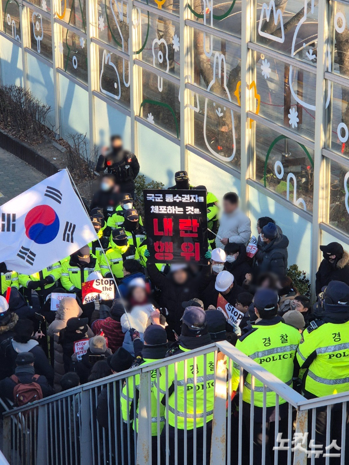 3일 고위공직자범죄수사처(공수처)가 윤석열 대통령의 체포영장 집행을 시도하자 서울 용산구 한남초등학교 인근에 모인 일부 지지자들이 거세게 반발하고 있다. 주보배 기자