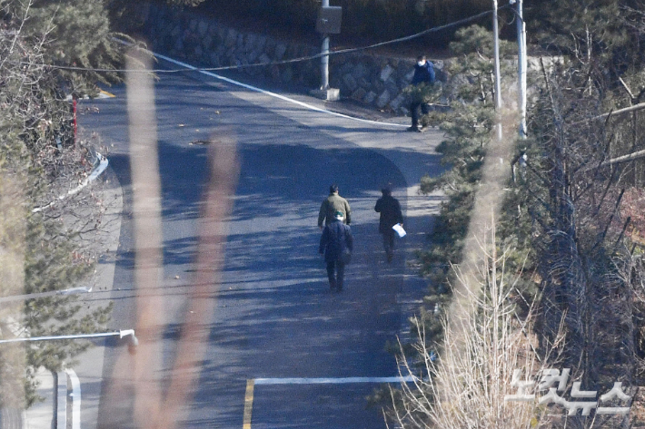 공수처가 윤석열 대통령 체포영장 집행을 시도한 3일 서울 용산구 대통령 관저에 尹측 윤갑근, 김홍일 변호사가 들어가고 있다. 류영주 기자