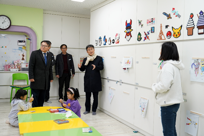 천창수 울산광역시교육감이 늘봄학교 현장을 점검하고 있다. 울산시교육청 제공