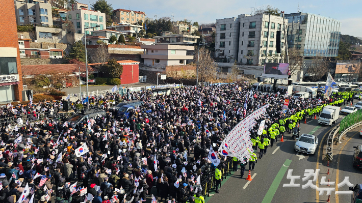 고위공직자범죄수사처와 경찰로 구성된 공조수사본부(공조본) 수사 인력이 3일 오후 1시 30분쯤 내란 우두머리 혐의를 받는 윤석열 대통령에 대한 체포영장 집행을 멈추자, 윤석열 대통령 지지자들 사이에선 환호가 터져나왔다. 나채영 기자