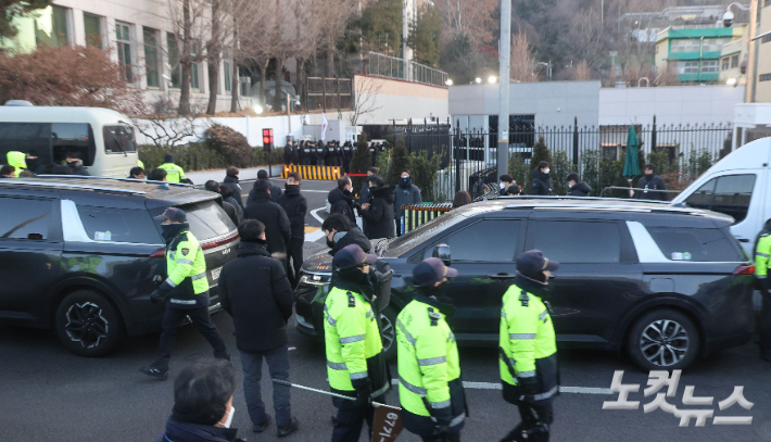 윤석열 대통령에 대한 체포영장 집행에 나선 고위공직자범죄수사처 수사관들이 3일 서울 용산구 한남동 대통령 관저 입구를 통과해 진입하는 모습. 황진환 기자